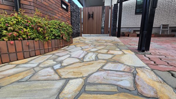 「美しさと機能性を兼ね備えたアプローチ&門周りのリガーデン」